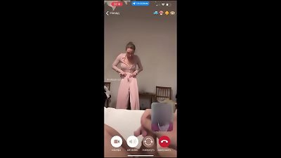 My hubby is wanking and cum front of my momy a while we chat with her by vid call.